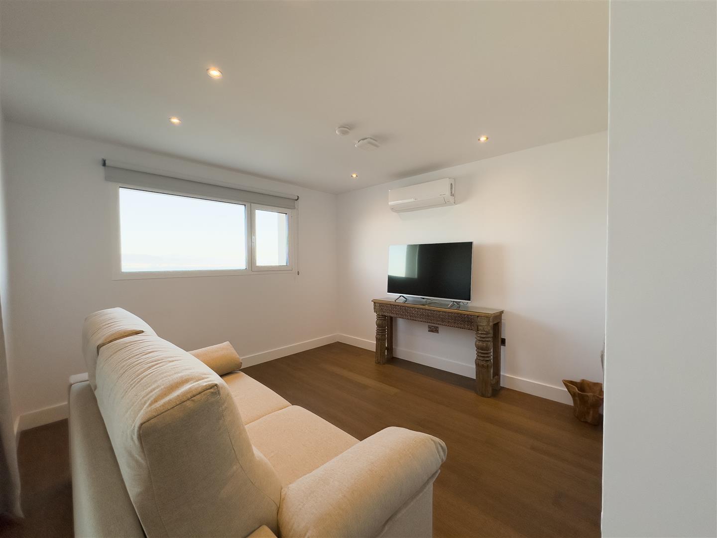 Image of Apartment - 3 Bedrooms - 2 Bathrooms for Rental in Arengos Gardens-Gibraltar, Image 7